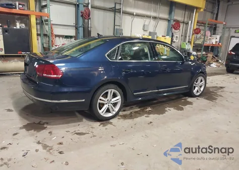 2015 Volkswagen Passat 1.8T Se z USA, uszkodzony, nr VIN 1VWBS7A32FC044722